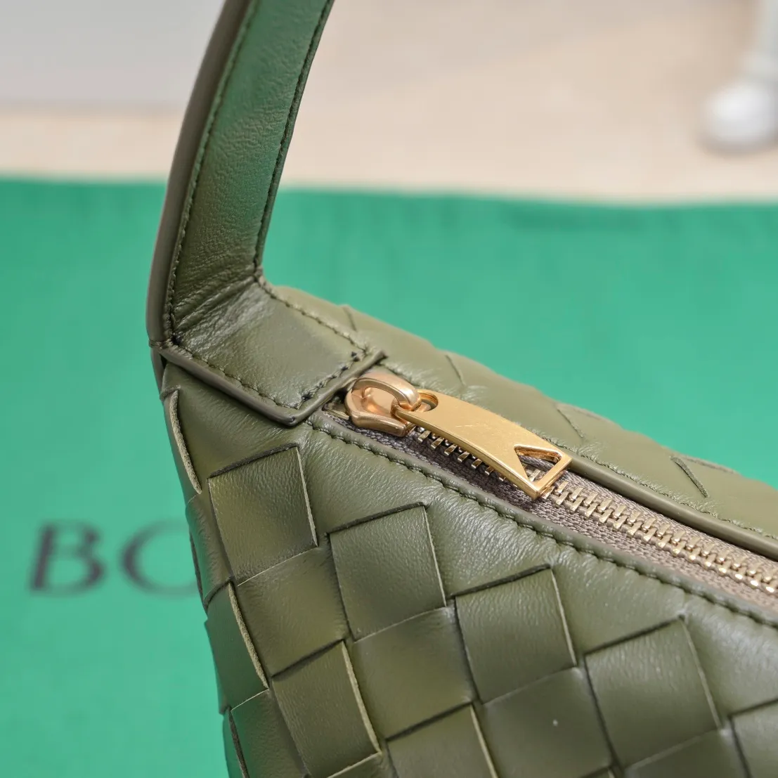 Batch 1280 It is predicted that BV Bottega's lunch bag will be popular again this year🔥. It is very soft and lightweight. It also uses the intrecciato weaving process that the two founders spent several months developing from the beginning of the brand. It is completely hand-woven by Italian craftsmen and perfectly reflects the craftsmanship of Bottega. The entire bag shape is also a very practical and popular lunch box bag shape. The slightly curved arc of the bag mouth can also better fit our wrists. Style number: 7748-1 Size: 17*13.5*5cm